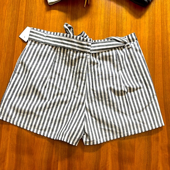 Papaya Grey and White Striped Paper Bag Shorts size M - Picture 2 of 5